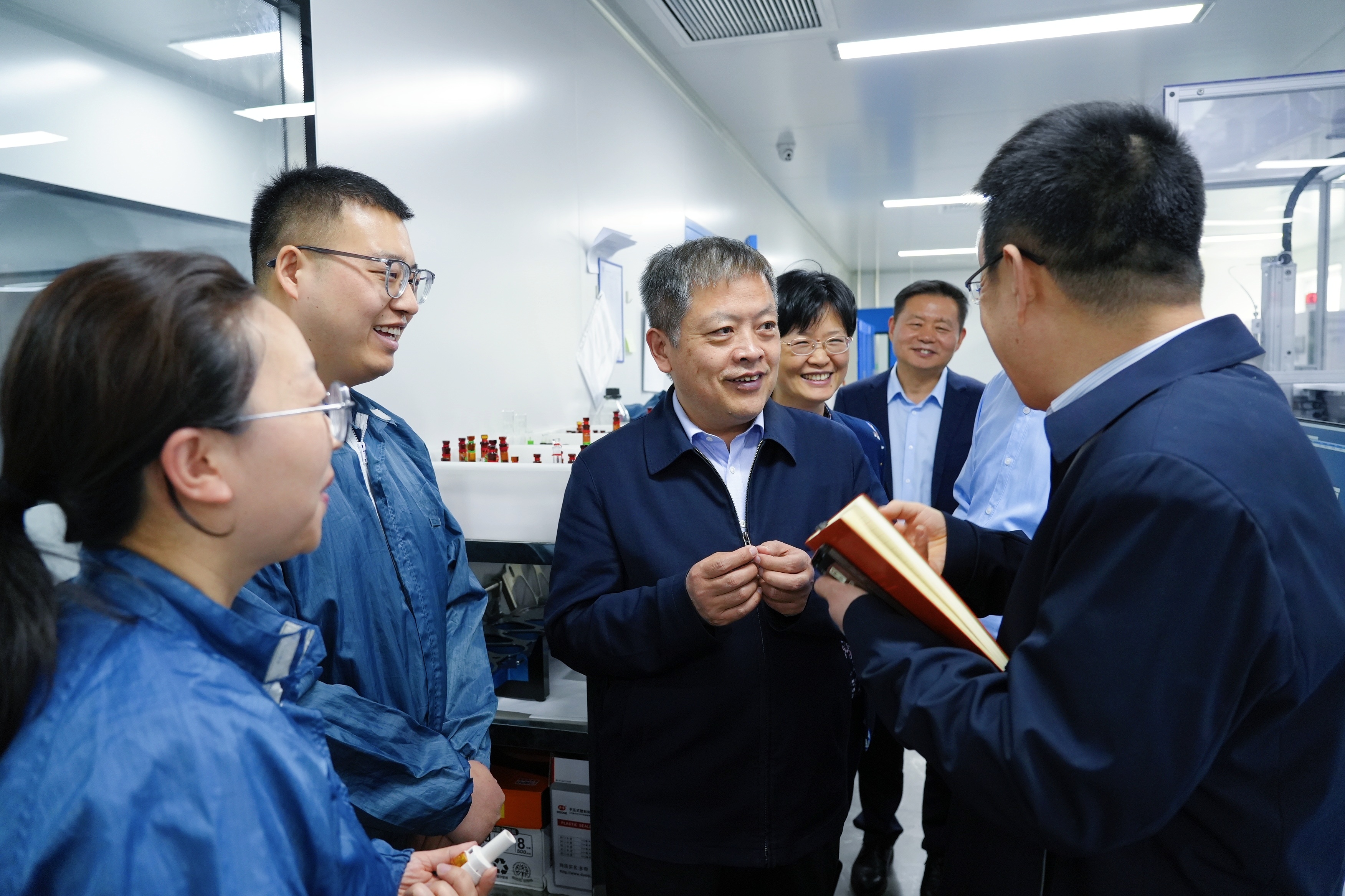 食品药品监督管理局副局长林炳勇前来调研